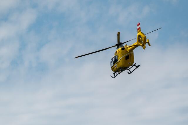 Die Besatzung des Notarzthubschraubers "Christophorus 99" rettete die völlig entkräftete 29-Jährige aus dem Klettersteig und brachte sie zur Bergstation der Krippenstein Seilbahn. | Foto: Fotokerschi (Symbolfoto)