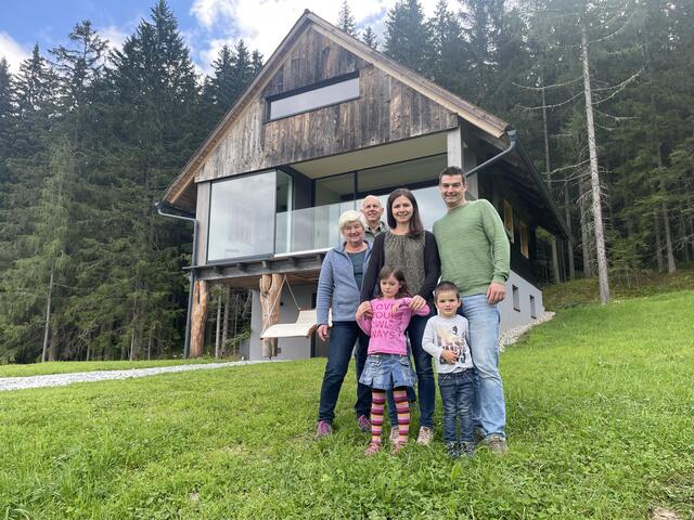 Familie Hesele aus Langenwang vor ihrem Waldchalet. Vor allem Ruhesuchende will die Familie mit ihrem Angebot "Urlaub am Bauernhof" ansprechen. | Foto: Koidl