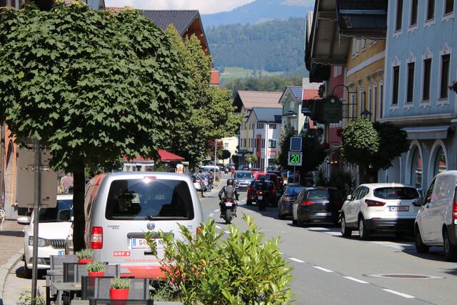 Gollinger demonstrieren gegen massiven Verkehrsaufkommen durch den Ort. | Foto: HKroBild/Mundus24