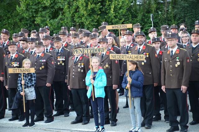 Fast 300 Feuerwehrfrauen und -männer aus der Umgebung feierten mit der FFW Redlham.