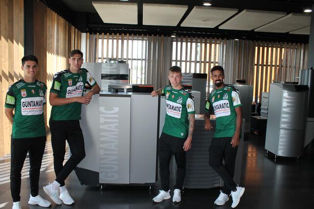 Die Sommer-Neuzugänge der SV Guntamatic Ried waren zu Gast beim Namenssponsor in Peuerbach: Milos Jovicic, Tin Plavotic, Philipp Pomer und Seifedin Chabbi (v. l.). | Foto: vb/BRS