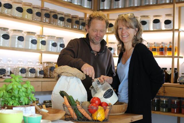 Manuela und Willi Rieder haben sich den Traum vom eigenen Laden erfüllt: Verpackungsfrei, regionale und teilweise Bio kann man in der Häuslerei in Geretsberg einkaufen.  | Foto: Höllbacher