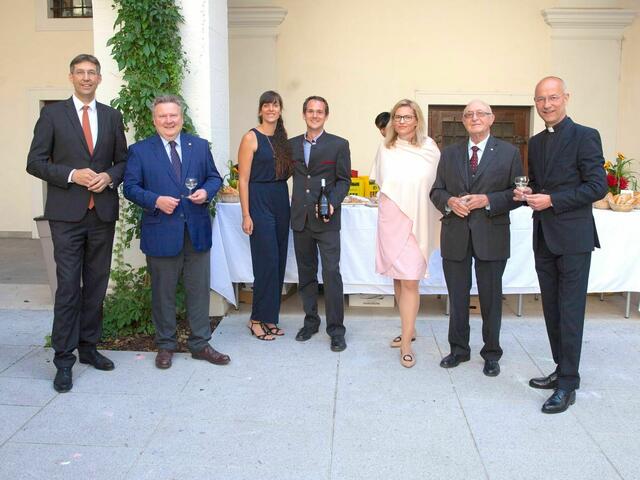 Mag. Figl Markus (Bezirksvorsteher Wien Innere Stadt) – Dr. Ludwig Michael (Bürgermeister Wien) - Irina &amp; Alex Schweiger (Familien-Weingut Schweiger) – Mag. Suchanek Barbara (Generalsekretärin Verein „Unser Stephansdom“) - GD Dr. Geyer Günter (Obmann Verein „Unser Stephansdom“) – Faber Anton (Dompfarrer) | Foto: privat