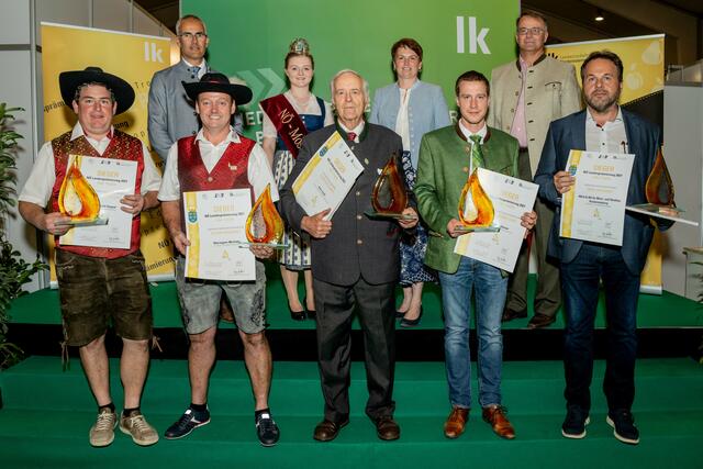 "Edler Tropfen": Der Apfel-Birnenmost "Süße Reserve" von Mostbaron August "Hechal" Frühwald aus Reinsberg (l.) ausgezeichnet. | Foto: LK NÖ/Pomassl