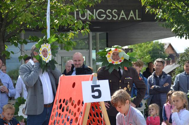 Bürgermeister Wolfgang Kaiß und Feuerwehrkommandant Markus Forstinger beim Kinderfest
