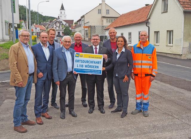 RegRat Wolfgang Seidl (GR in St. Andrä-Wördern), DI Harald Kaufmann (Leiter der NÖ Straßenbauabteilung Tulln), Michael Bamberger (Leiter der Straßenmeisterei Tulln), Maximilian Titz (Bgm. von St. Andrä-Wördern), Franz Semler (GGR in St. Andrä-Wördern), Landesrat Ludwig Schleritzko, Gerald Tlohy (Gde. St. Andrä-Wördern), Mag. Ulrike Fischer (Vzbgm. von St. Andrä-Wördern), Harald Neuhold (Straßenmeisterei Tulln).
©NÖ STD Mühlbachler | Foto: Amt der NÖ Landesregierung