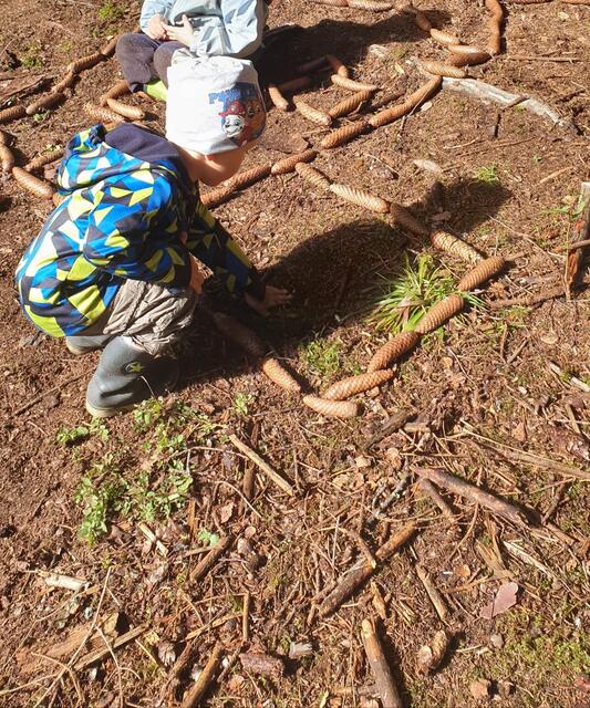 Durch verschiedene Spiele im Wald lernen die Kinder ihre Grobmotorik. | Foto: Susanne Moritz