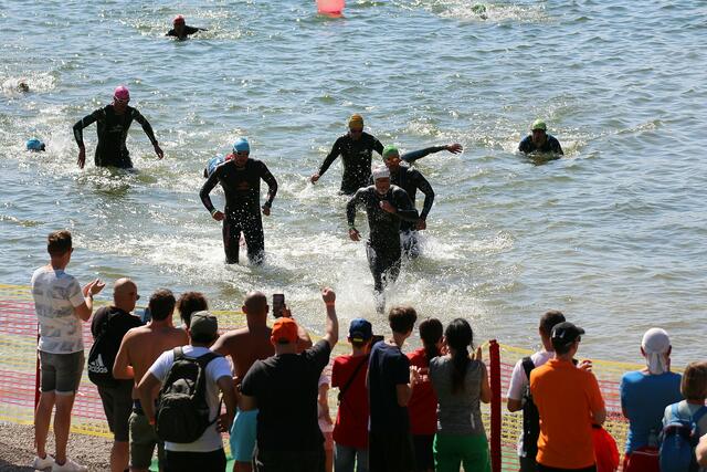 Großes Zuschauerinteresse beim Schwimmbewerb. | Foto: Schwaighofer