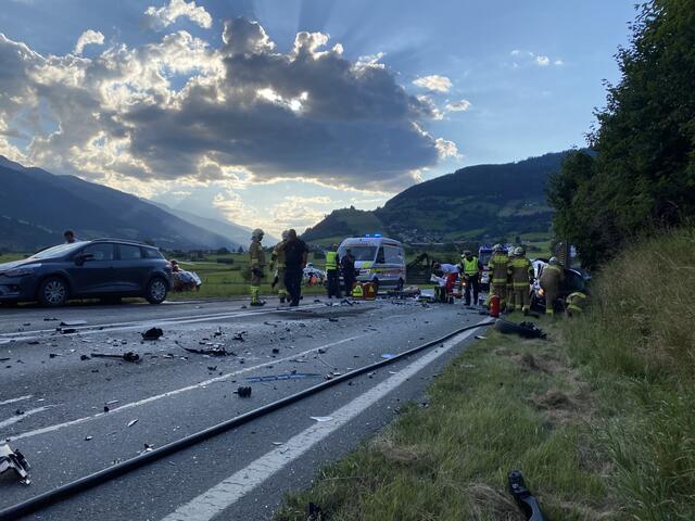 Zahlreiche Einsatzkräfte wurden am Montag (6. September 2021) zu einem Verkehrsunfall in Piesendorf gerufen.  | Foto: Freiwillige Feuerwehr Piesendorf