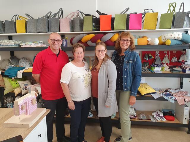 Wirtschaftsbundobmann Reinhold Reichard, Renate Penz, Verena Auer und Vizebürgermeisterin Veronika Stiedl (v.l.) bei der Eröffnung. | Foto: privat