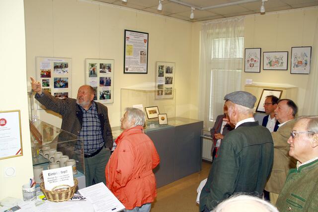 Der KBV Akr.-Leiter Prof. Fritz Chlebecek führte als Ausstellungskurator sachkundig durch die Ausstellung.  | Foto: Hans Ludwig, Archiv Museum Kierling