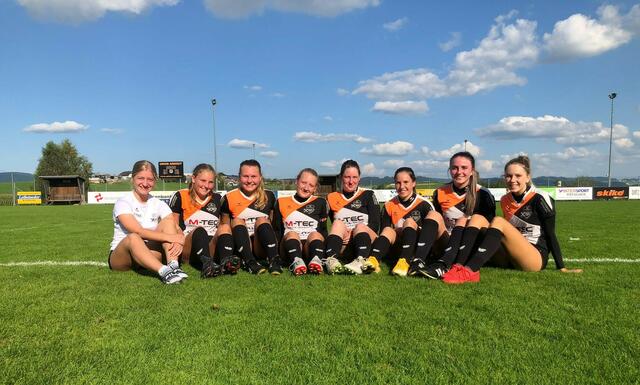 Die Faustballdamen aus Arnreit freuten sich sehr über den Sieg. | Foto: Foto: Manfred Lindorfer