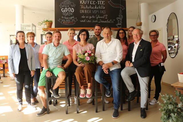 Mit vielen Ehrengästen und einem dreitägigen Programm eröffnete Alexandra Flaßer (Mitte) die Kostbar in Leitersdorf.