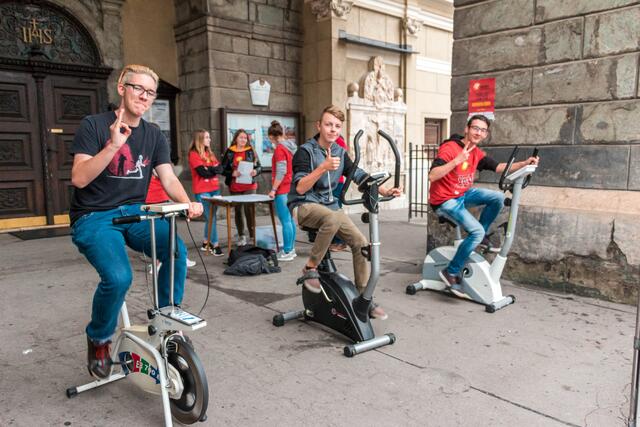 Beim Projekt "Radfahren" im Jahr 2018 wurde mittels Ergometern Spendengeld gesammelt. Für jeden "geradelten" Kilometer wurde das Projekt "The Mira Lane" von Nadine Beiler unterstützt. | Foto: Felix Glabatsch