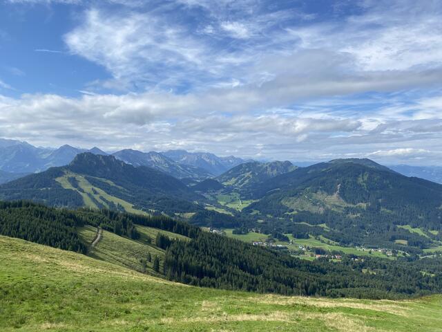 Der Blick hinab auf Jungholz: Die Gemeinde hängt nur an einem schmalen Punkt an Tirol, ansonsten ist sie vom Allgäu umgeben. | Foto: Reichel