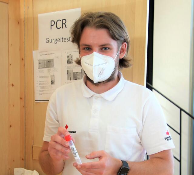 Mitarbeiter Rotes Kreuz Tennengau im Gemeindezentrum Rif  | Foto: HKroBild