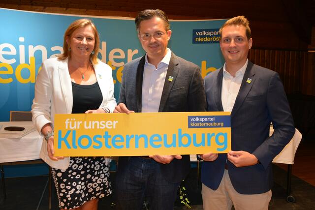 Der bestätigte Obmann Bürgermeister Stefan Schmuckenschlagern mit seinen beiden neugewählten Stellvertretern STRin Maria T. Eder und GR Florian Havel. | Foto: VP Klosterneuburg