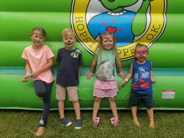 Diana, Julian, Haylie &amp; Samuel nutzen die Chance und ließen sich schminken. | Foto: Jennifer Flechl