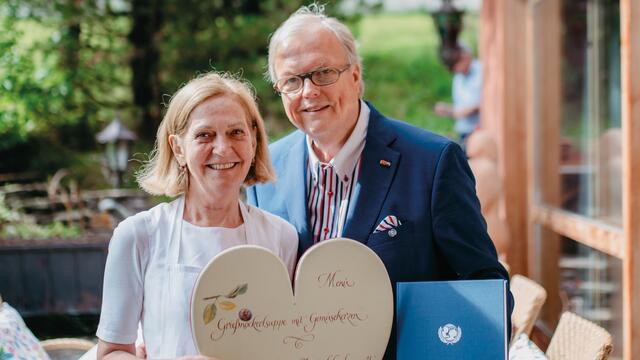 Johanna Maier und Heribert Klein mit Maiers Herzensgericht aus ihrer Jugend. | Foto: nadia jabli