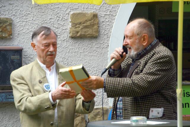 Der KBV „Arbeitskreisleiter Göppingen“ Prof. Fritz Chlebecek überreichte dem Sprecher des Göppinger „Arbeitskreises Klosterneuburg“ ein Ehrengeschenk.  | Foto: Hans Ludwig, Archiv Museum Kierling