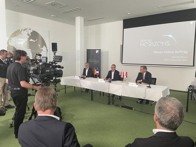 Jürgen Westermeier (Chief Procurement Officer Airbus), Robert Machtlinger (CEO Facc) und Landeshauptmann Thomas Stelzer (v.l.) bei der Pressekonferenz. | Foto: Nagl/BRS