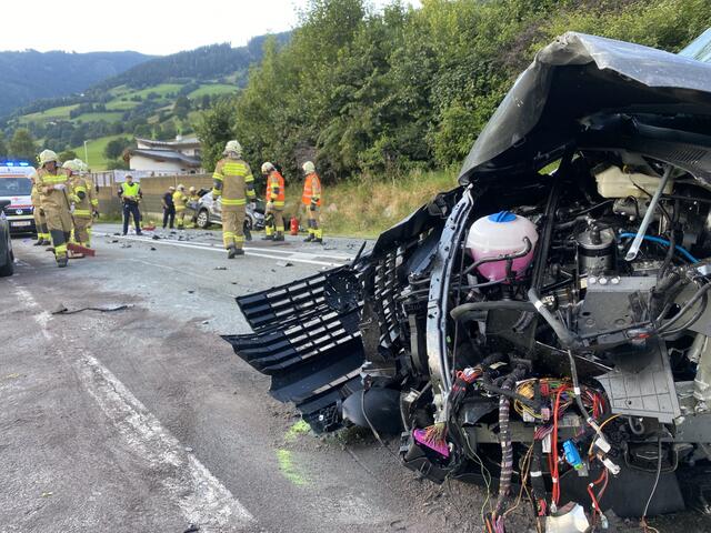 Ein voll besetzter Kleinbus und ein mit drei Personen besetzter SUV kollidierten in Piesendorf. | Foto: Freiwillige Feuerwehr Piesendorf