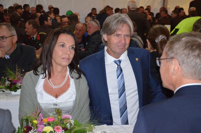 Sandra und Wolfgang Kaiß mit Landeshauptmann Thomas Stelzer im Festzelt.