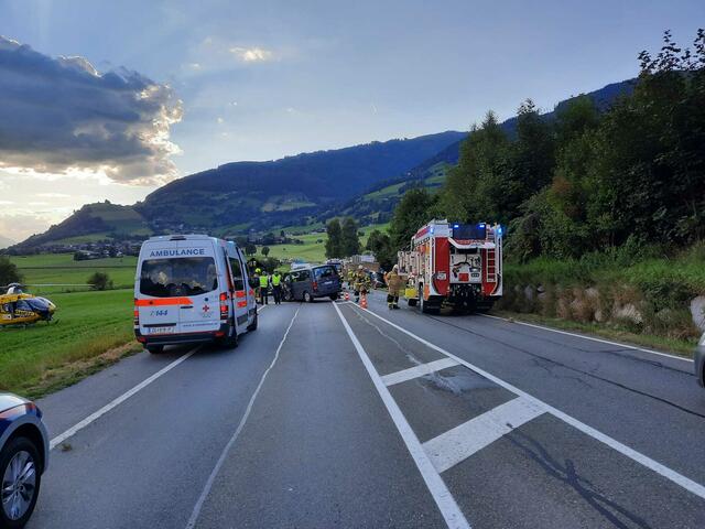 Bei einem Verkehrsunfall in Piesendorf wurden fünf Personen verletzt. Zahlreiche Einsatzkräfte waren vor Ort. | Foto: Rotes Kreuz Salzburg