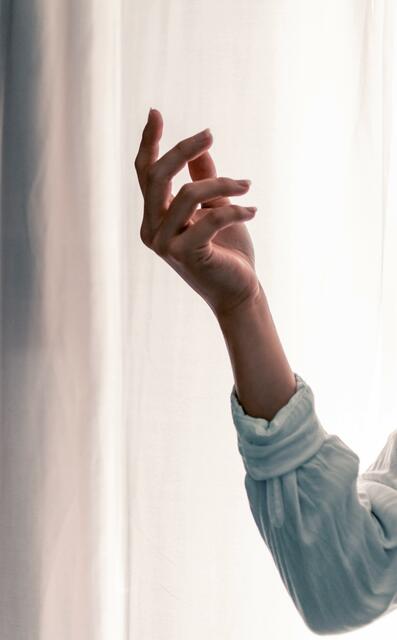 Was es zu bedeuten hat, wenn sich Finger nicht mehr richtig ausstrecken lassen, wird in einem Webinar von Mini Med geklärt. | Foto: lilartsy / unsplash.com