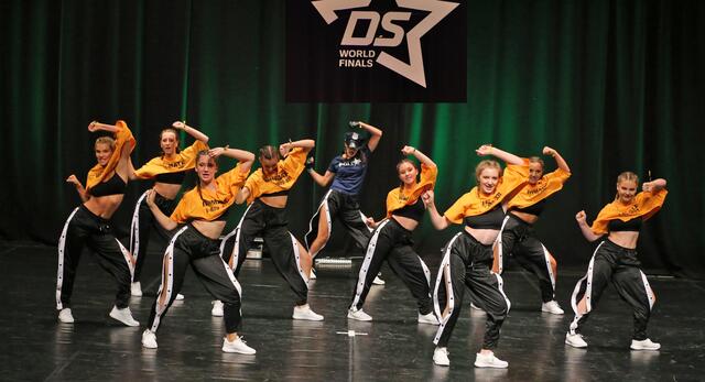 Das Villacher Commercial-Dance Team "Prison Break" feiert den ersten Podest-Platz im A-Finale einer WM in der 20 jährigen Erfolgsgeschichte der Tanzschule. 
 | Foto: KK 