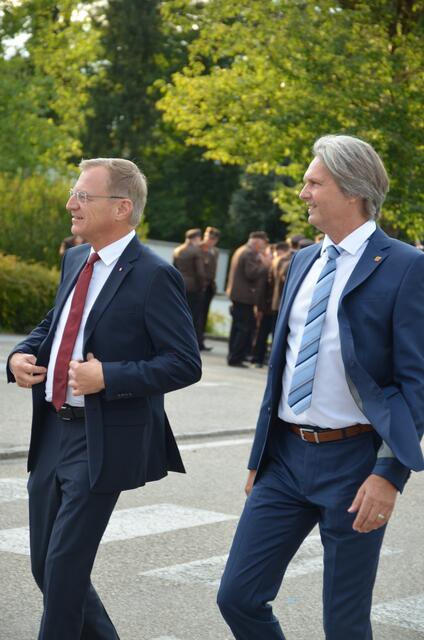 Landeshauptmann Stelzer und Bürgermeister Kaiß am Weg zur Fahrzeugsegnung im Wetterglück