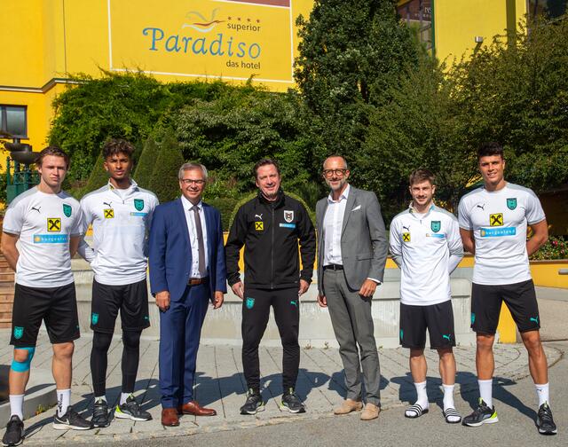 Das Team um Coach Werner Gregoritsch (mitte) findet im Eurothermenresort in Bad Schallerbach laut eigenen Aussagen optimale Bedingungen vor. | Foto: Eurothermenresort