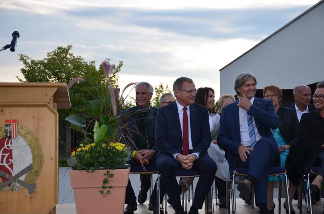 Ehrentribüne bei der Fahrzeugsegnung.