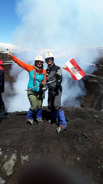 Chile: Vor diesem Vulkan packten die Tüchlers die Österreich-Fahne aus. Das und mehr zeigt das Paar bei einem Vortrag in Fernitz. | Foto: Tüchler