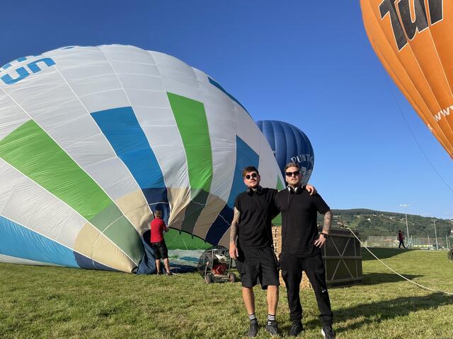 Das DJ-Duo Manuel Gradwohl und Dominik Rauchenberger alias "D-Man.iK erfüllten sich einen Wunschtraum. Ein Live-Techno-Set im Heißluftballon hoch über der Oststeiermark.