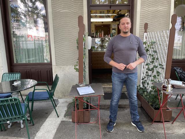 Mentor Halpa ist der Besitzer des Cafés.  | Foto: Niklas Varga