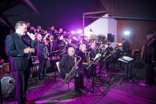 Legende Sigi Feigl (r.) leitete die Big Band souverän und führte pointiert durch den Abend. Erwin Adelmann zeigte als Solist seine Klasse. | Foto: Heinz Waha