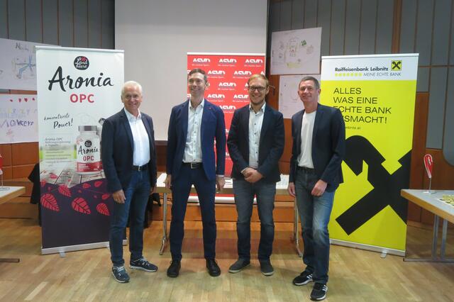 Bgm. Helmut Leitenberger (l.) überbrachte persönlich Glückwünsche an den Leibnitzer Schachverein. | Foto: KK