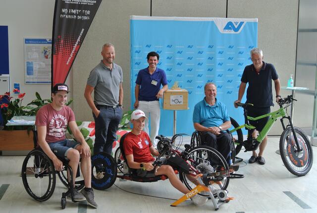 Lukas Müller (ehem. RZ-Häring Patient und ehem. ÖSV Skispringer), Reinhard Raggl (Fa. MOVEEFFECT), Felix Leitner (ÖSV Biathlet), Stephan Sefqa (Physiotherapeut und Initiator der #RZkurbelchallenge zum SCI-DAY am AUVA Rehabilitationszentrum Häring), Alois Praschberger (Fa. Rolltechnik &amp; Sport GmbH Praschberger), Primarius Dr. Burkhart Huber (Ärztlicher Leiter am AUVA Rehabilitationszentrum Häring) (v.l.) freuen sich beim Start der "Kurbel-Challenge". | Foto: RZ Häring