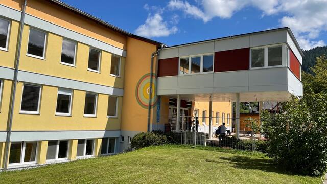 Die Volksschule Spital am Pyhrn bekommt einen neuen Blickfang: einen zeitgemäß ausgestatteten Anbau auf Stelzen.  | Foto: Weymayer