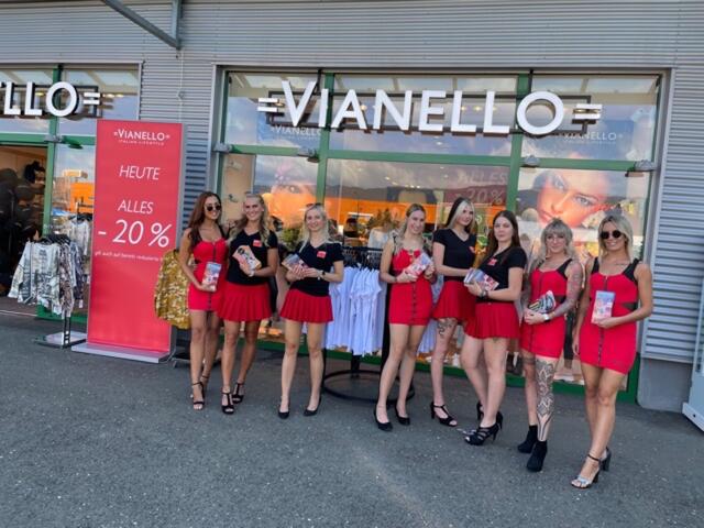 Neu in der Arena Fohnsdorf West angesiedelt hat sich unter anderem auch Vianello. Unsere Promotiongirls Romy, Vanessa, Jennifer, Nicole, Melanie, Emilia, Angelina und Carina posieren hier vor dem neuen Geschäft.