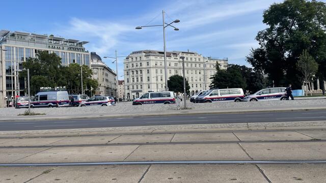 Die Polizei hat sich am Schwarzenbergplatz schon rechtzeitig für den "Climate Walk" vorbereitet.