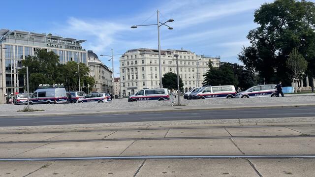 Die Polizei hat sich am Schwarzenbergplatz schon rechtzeitig für den "Climate Walk" vorbereitet. | Foto: Menarek