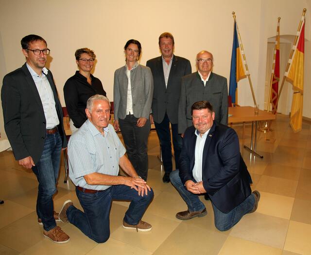 Kulturgemeinderat Florian Huysza, Corina Drucker, Irene Hertl, Bgm Josef Tatzber, Rudolf Stur, Johann Huysza und Horst Obermayer | Foto: KTV Wilfersdorf