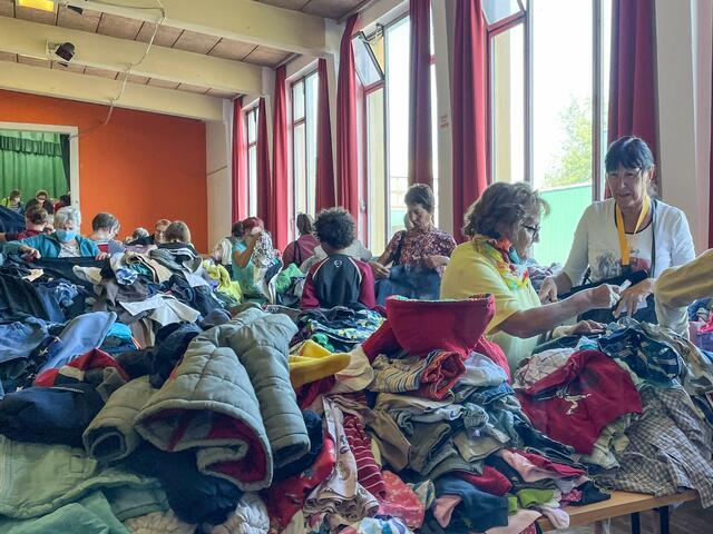 Reichlich Auswahl bei den Textilien beim Flohfest in Braunau. | Foto: Initiative Eine Welt