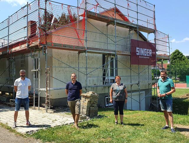 Gebäudehülle und Dach werden saniert: Ortsvorsteher Klaus Weber, Gemeindevorstand Margot Bösenhofer, Bauleiter Thomas Bösenhofer, Planer Martin Mayfurth (von rechts). | Foto: Gemeinde Kukmirn
