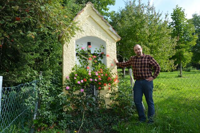 Recherchierte zu Mord und Totschlag im Wechselland: Reinhard Ehrnhöfer aus St. Lorenzen am Wechsel vor einem Marterl in Burgfeld.