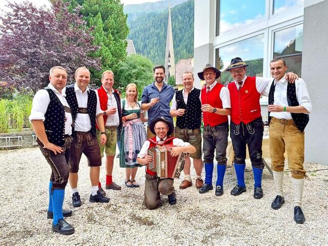 Die Ankogler-Legenden gemeinsam mit aktiven Schuhplattlern der Ankogler und dem Hoteliersehepaar Regina und Patrick Sterz. | Foto: Die Ankogler
