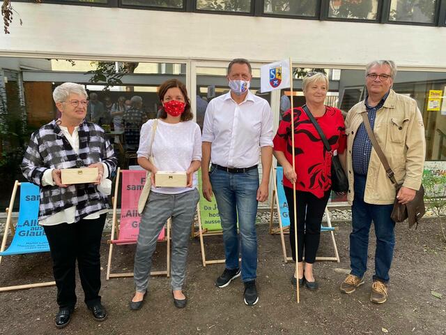 Simmeringer Kulturspaziergang in der Glaubenskirche: Kuratorin Eva Hörmann, Pfarrerin Anna Kampl, Bezirksvorsteher Thomas Steinhart, Melitta Slosar und Karl Boisits   | Foto: Ramona Miletic