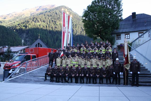 Die Mitglieder der Freiwilligen Feuerwehr Ischgl mit dem neuen Fahrzeug. | Foto: Elisabeth Zangerl